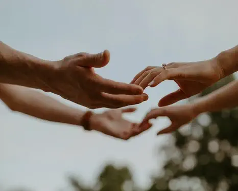 photographie de deux mains se touchant
