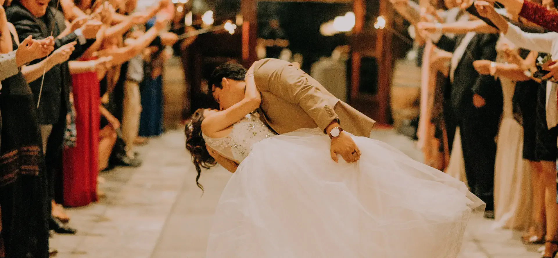 Photo d'un couple de mariés lors de leur dance de mariage.